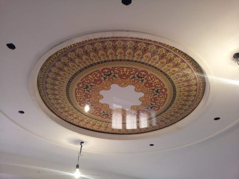 Круглый узор на потолок