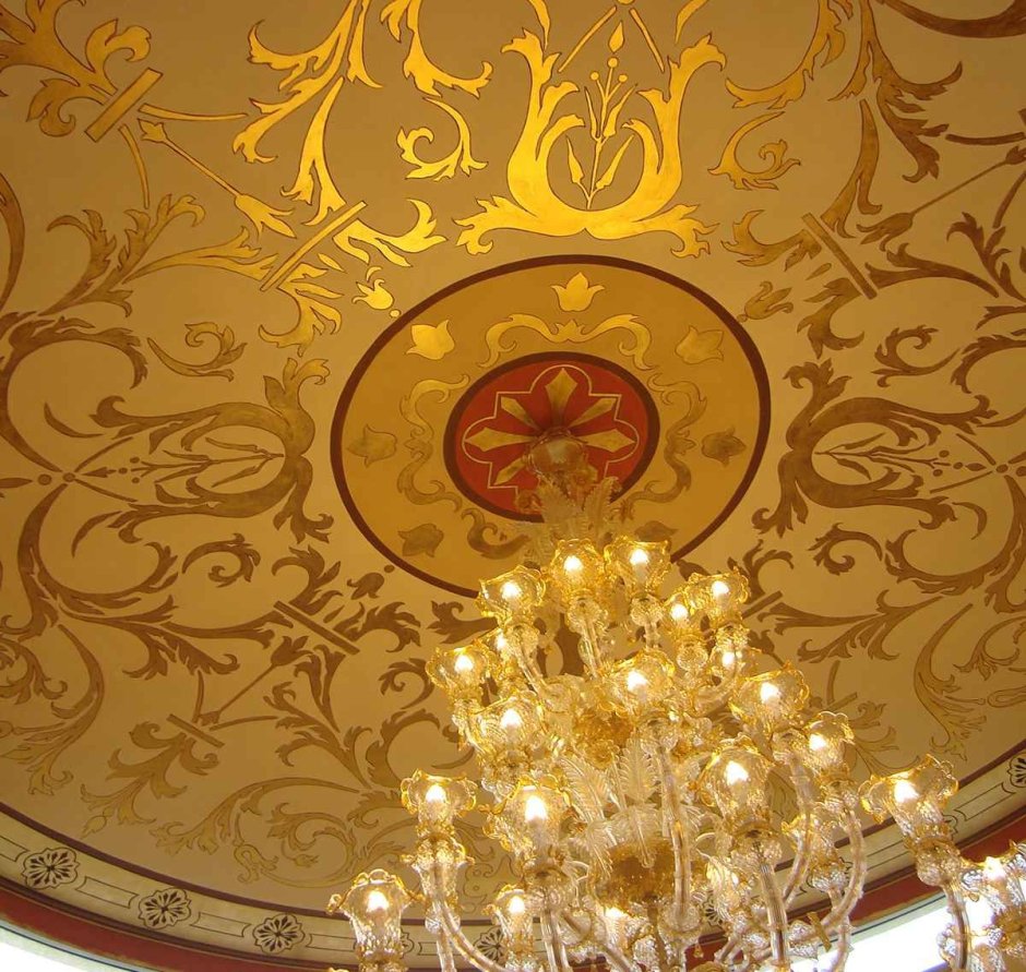 Натяжной потолок с золотыми узорами