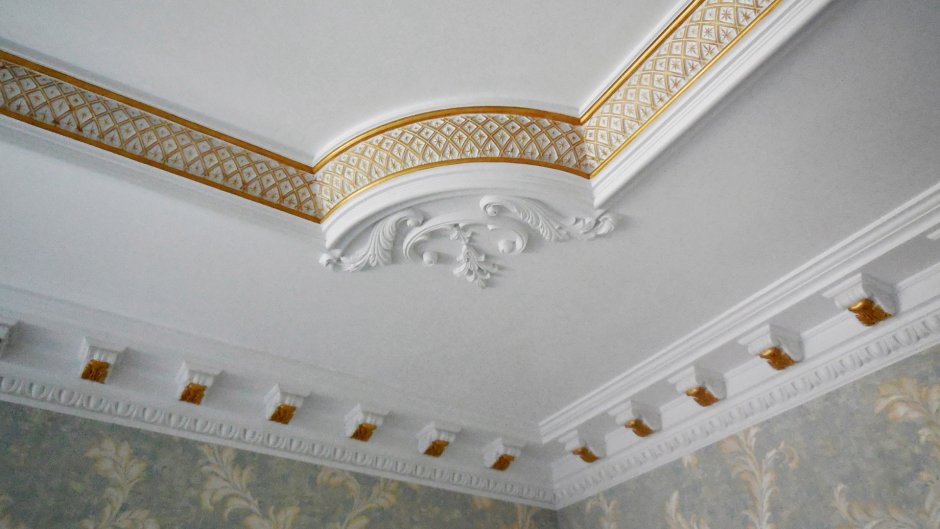Лепнина в английском стиле на потолке