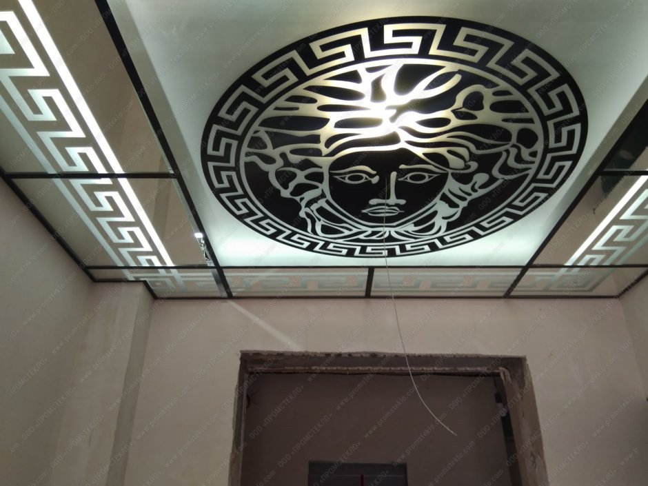 Зеркальные узоры на потолке