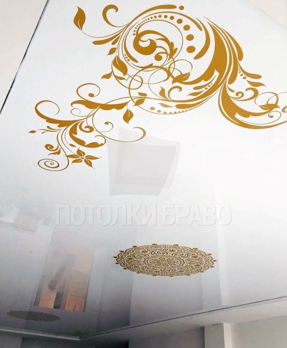 Белый глянцевый натяжной потолок