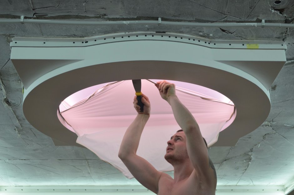 Необычная реклама натяжных потолков