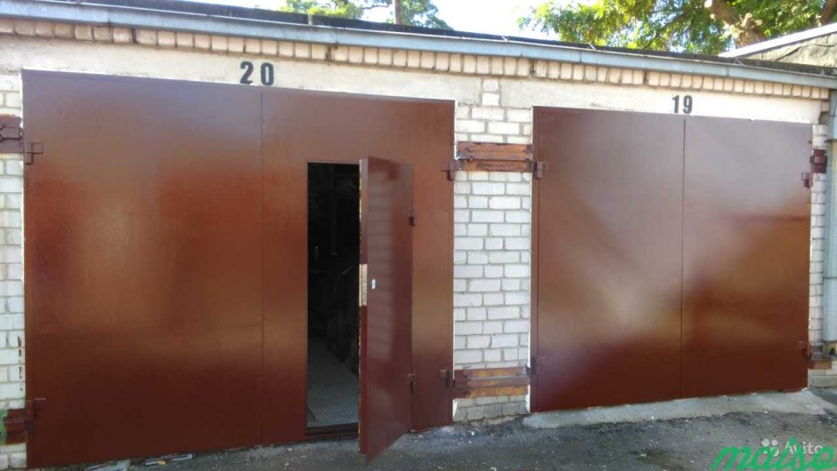 Металлические ворота для гаража коричневые