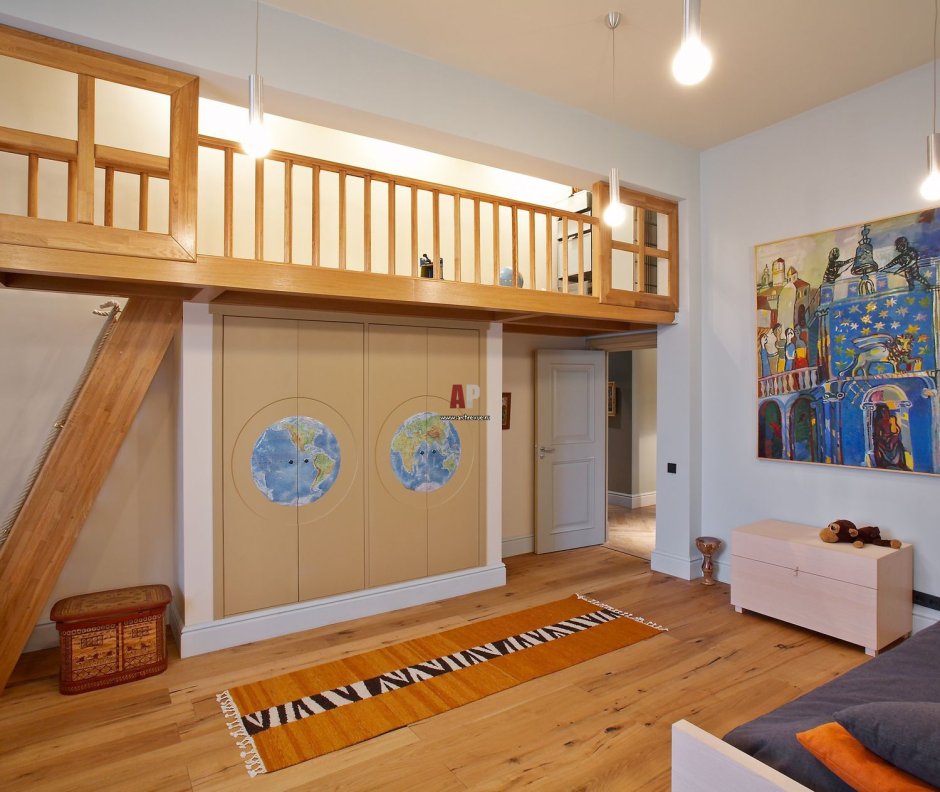 Детская комната с высокими потолками