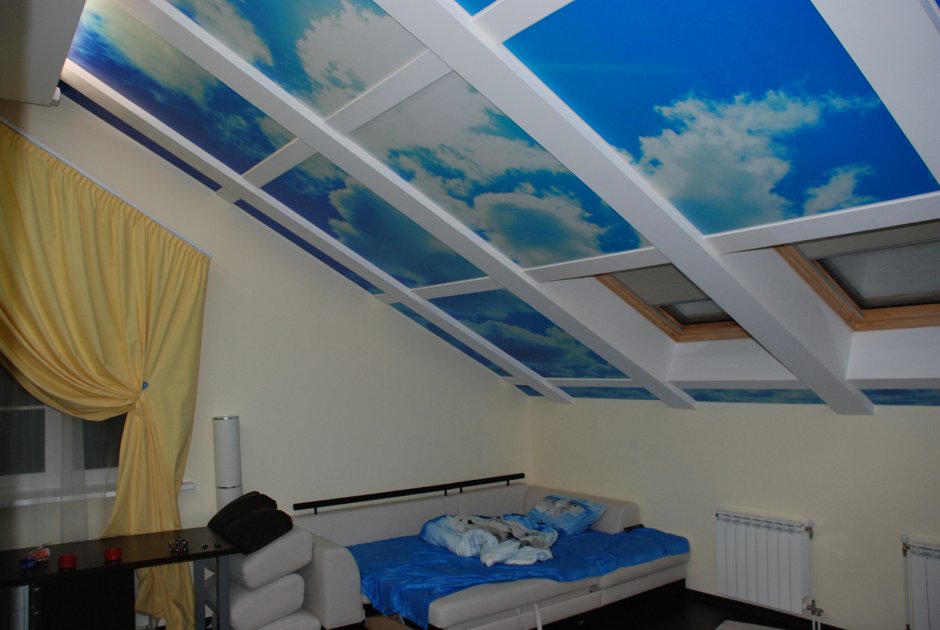 Потолок в спальне с мансардной крышей