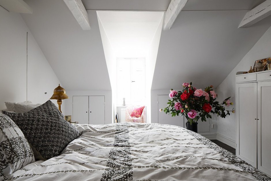Спальня с мансардными окнами в скандинавском стиле