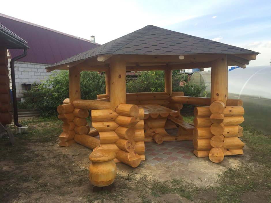 Рубленая беседка из бревна