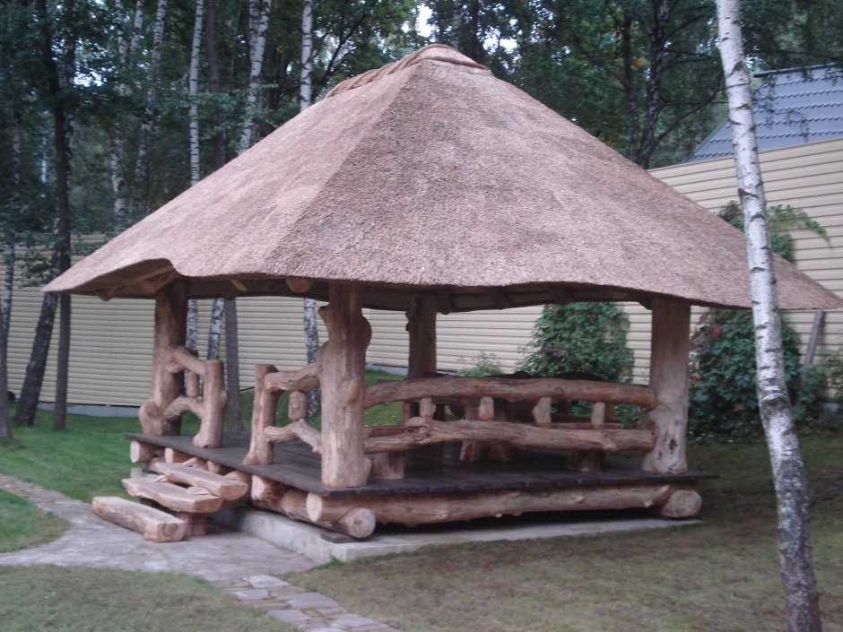 Беседка из срубленных деревьев