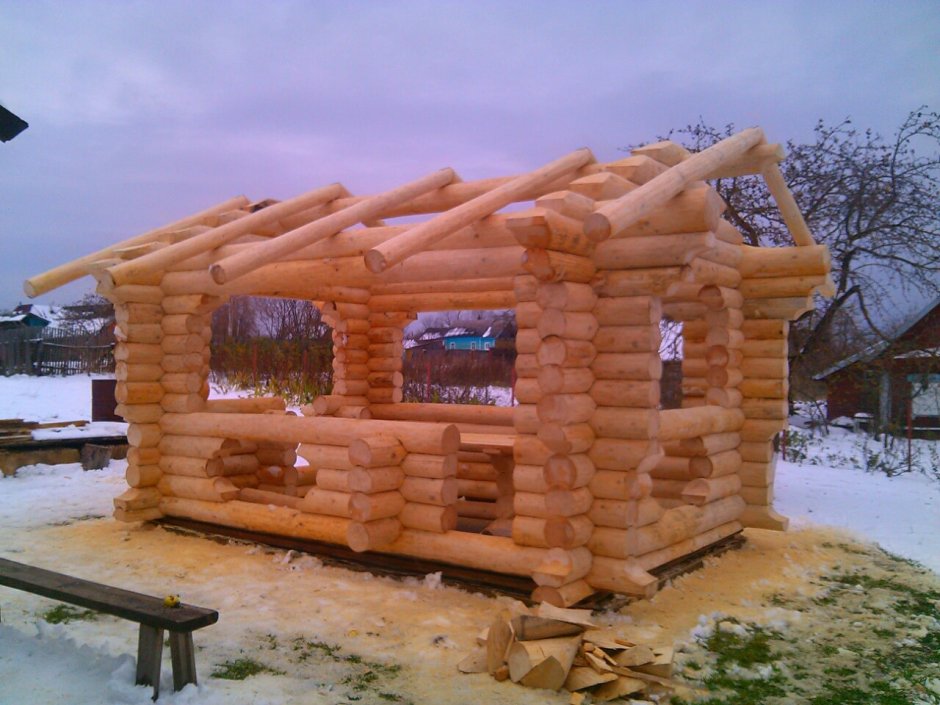 Беседка из бревна ручной рубки