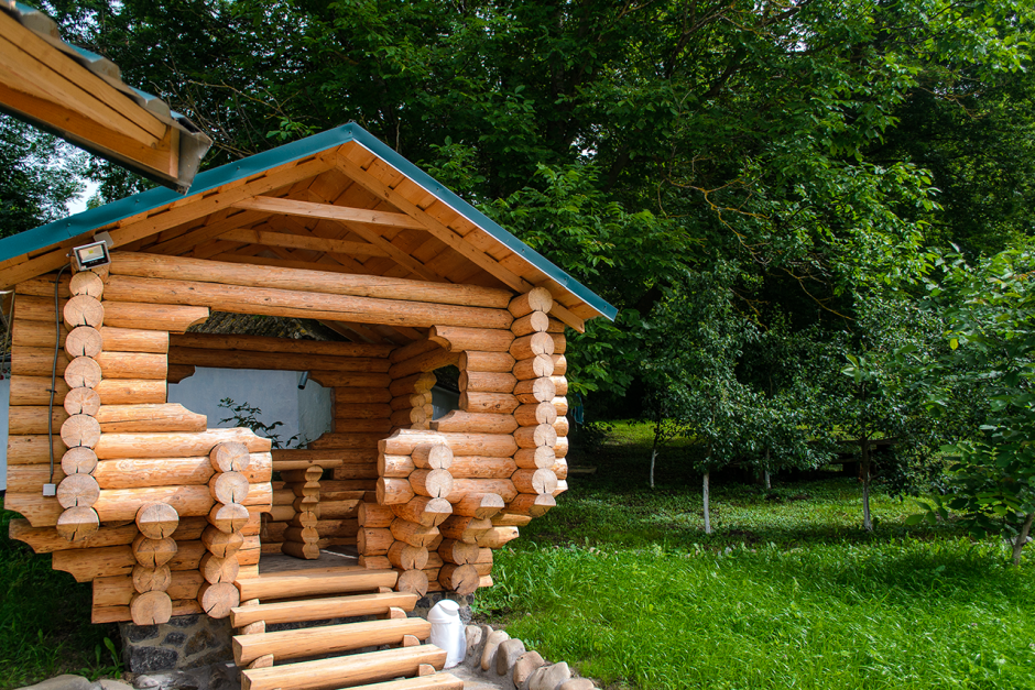 Беседка из бревна