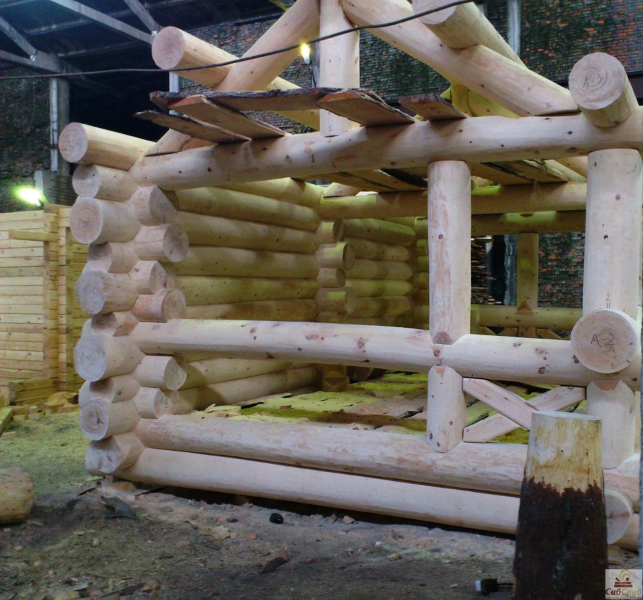 Беседка из толстых бревен