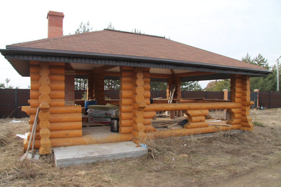 Беседка из бревна с барбекю