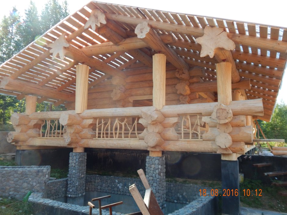 Беседка из бревна ручной рубки