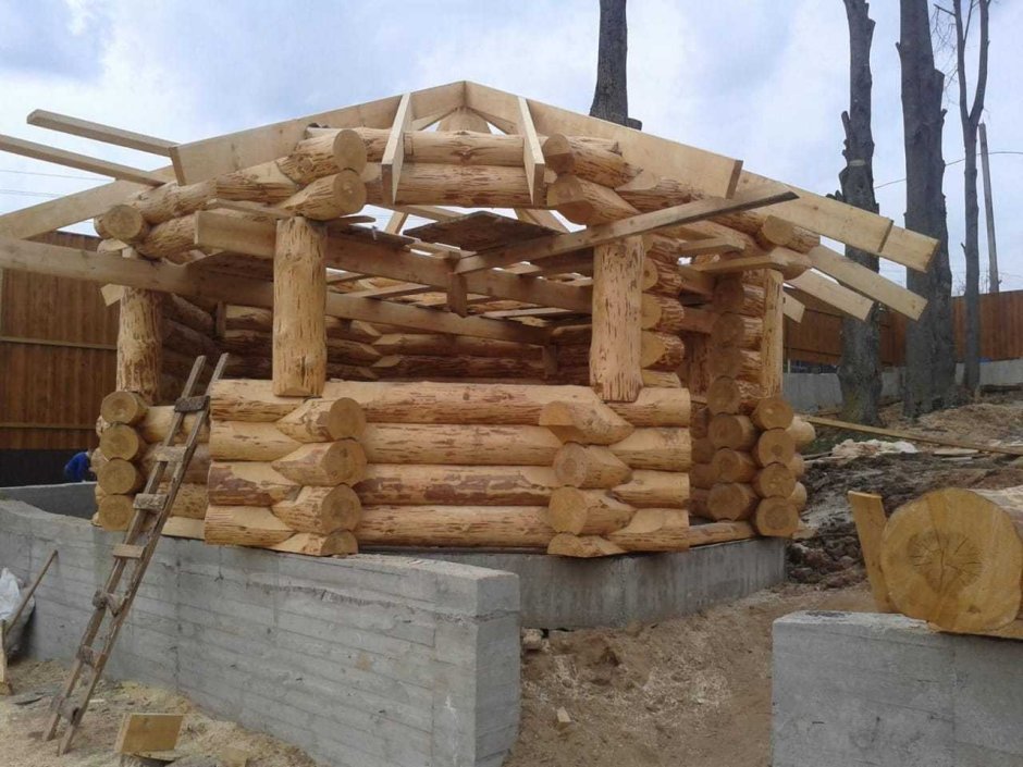 Беседка из бревна ручной рубки