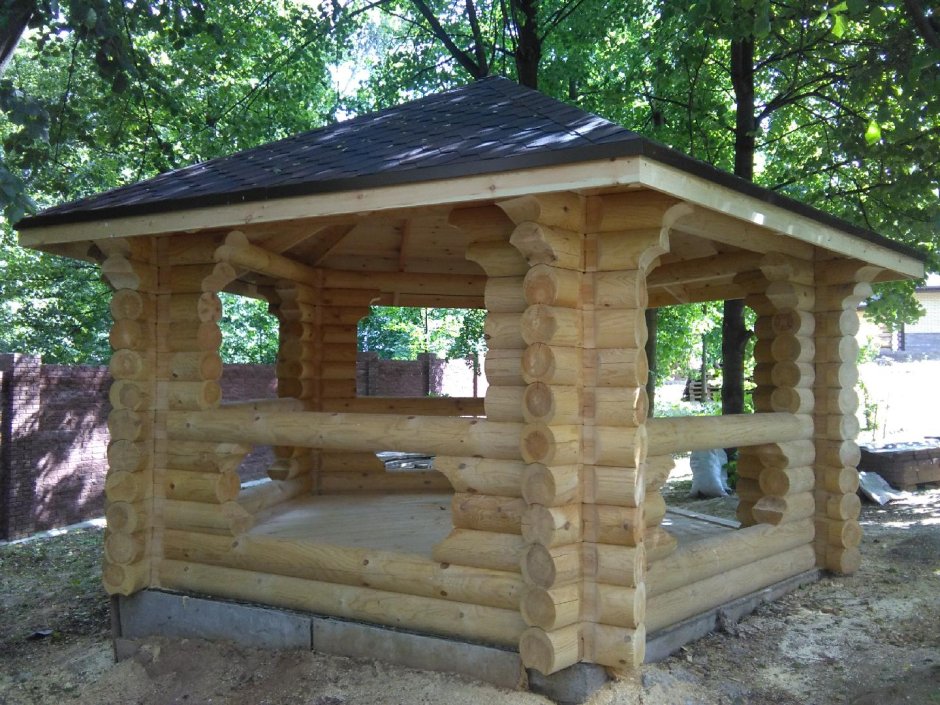 Пятиугольная беседка из бревна