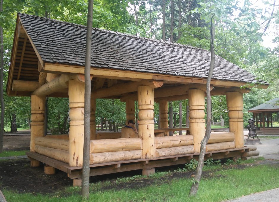 Большая беседка из бревна