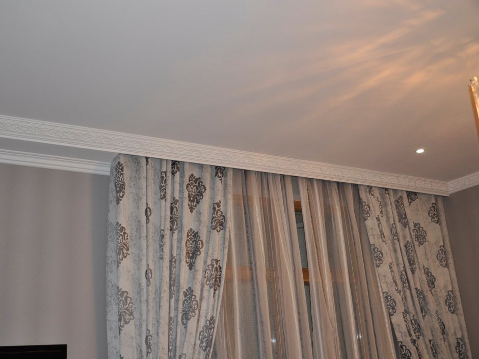 Шторы с подсветкой на потолочном карнизе