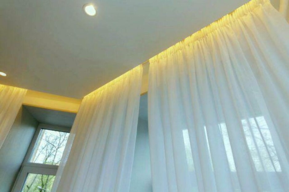 Скрытый потолочный карниз для штор