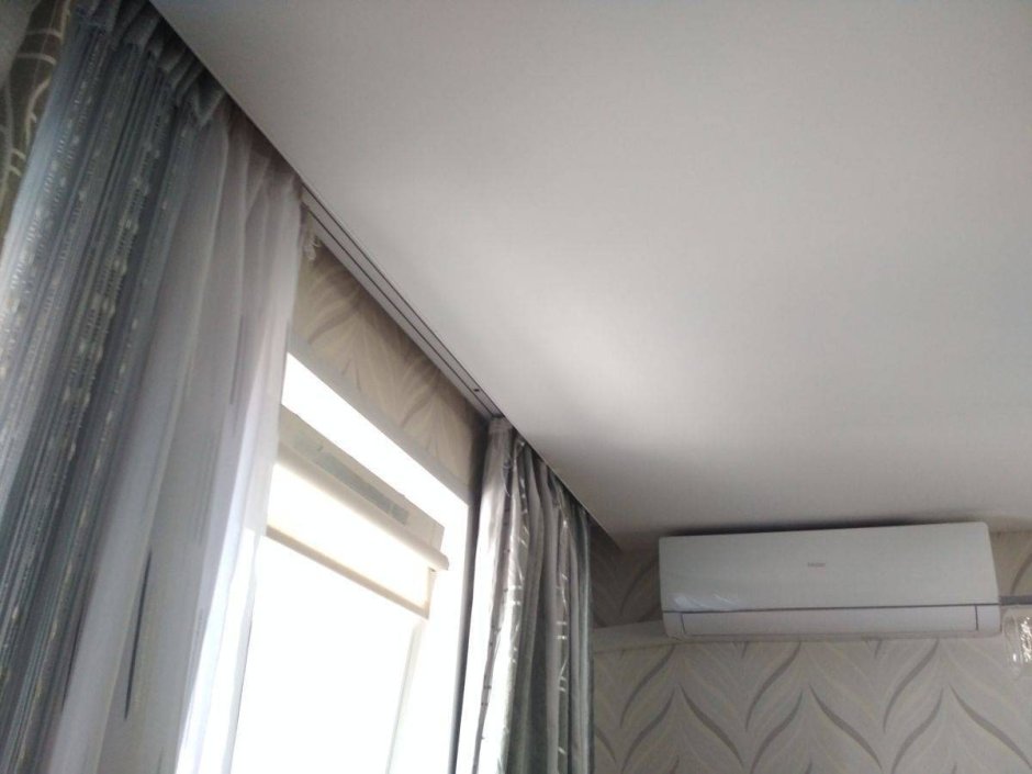 Гардина с подсветкой на натяжном потолке