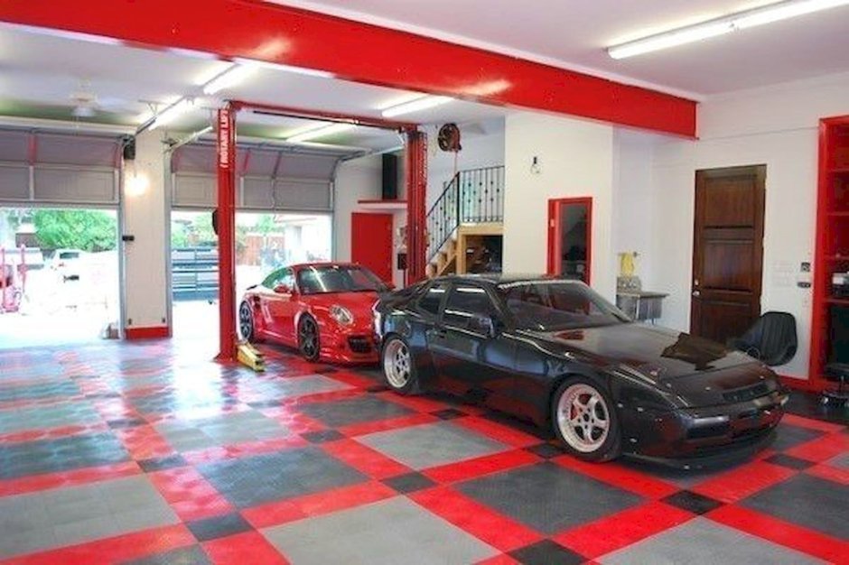 Красный гараж