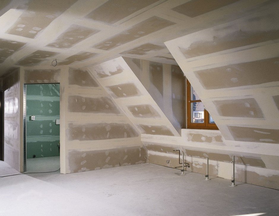 Отделка потолка на мансардном этаже