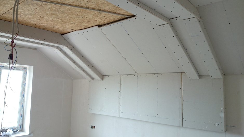 Потолок из гипсокартона на мансарде