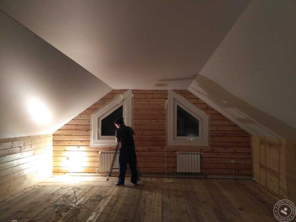 Натяжной потолок на мансарде