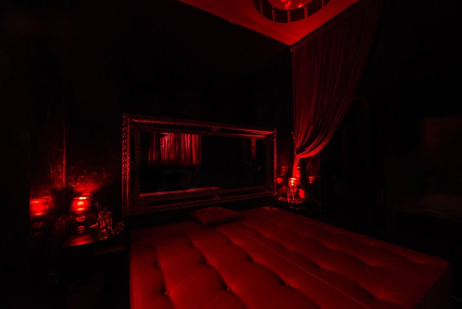Черная комната с красной подсветкой
