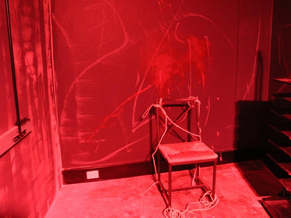 Красная комната в подвале