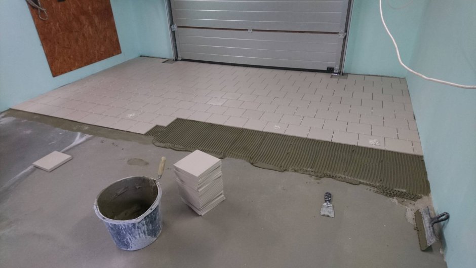 Укладка плитки в гараже на пол