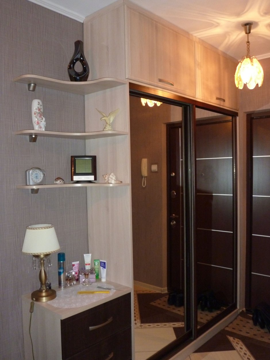 Прихожая с антресолями