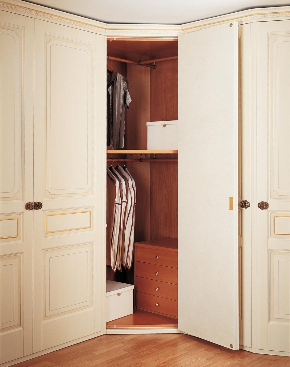 Прихожая вокруг двери