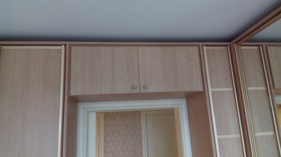 Встроенные шкафы с дверью в комнату