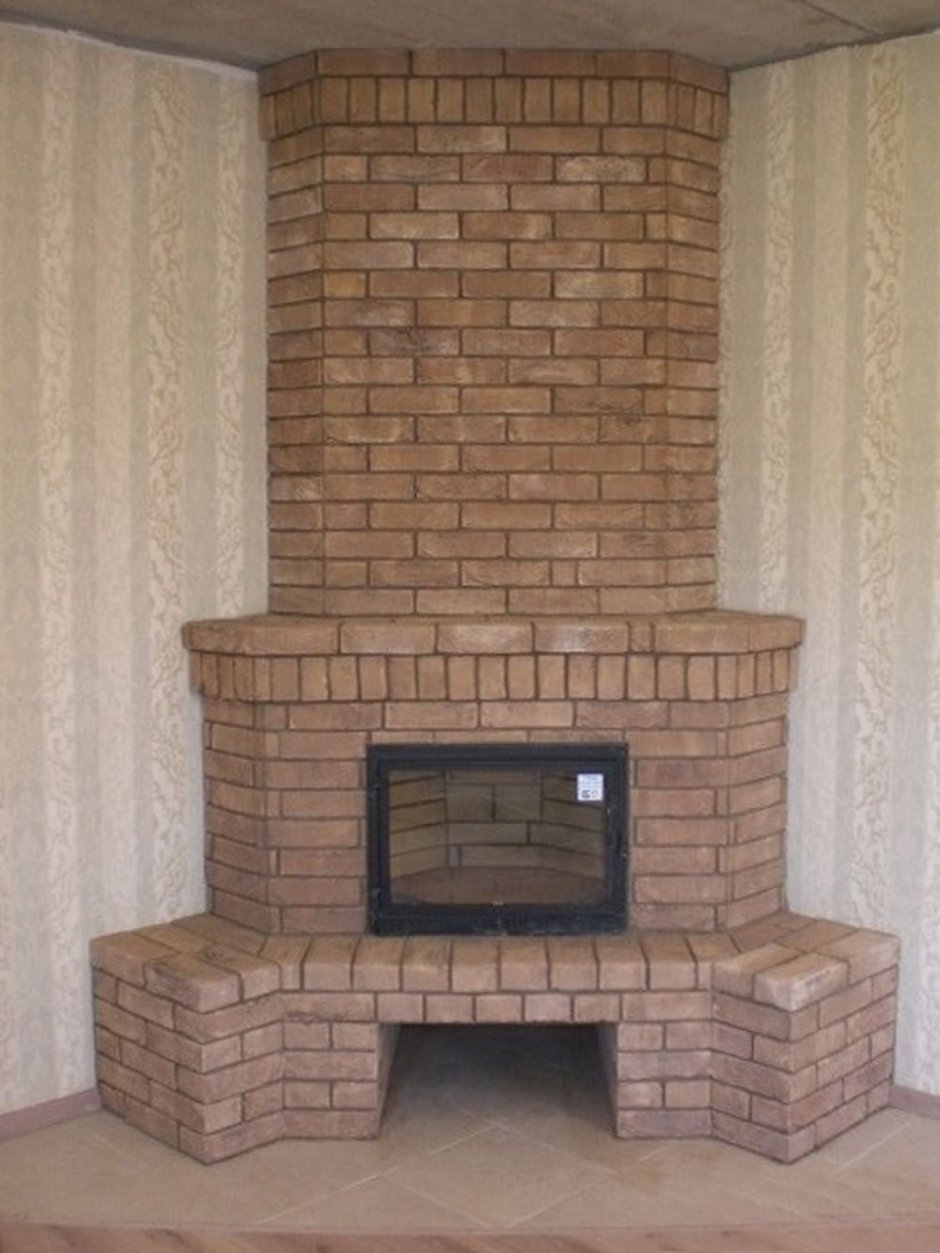 Угловой камин из кирпича