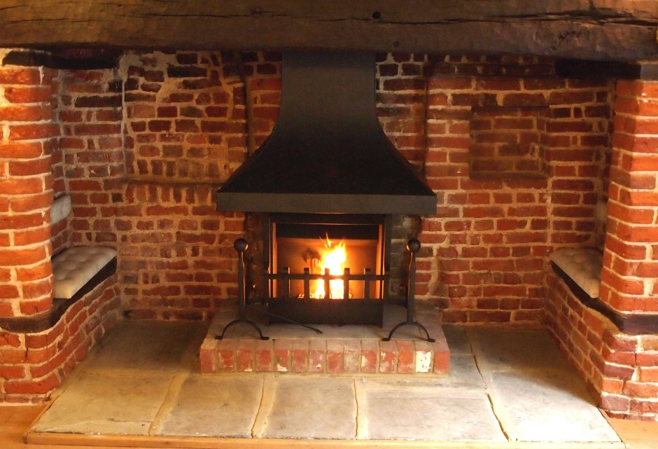 Камин из кирпича для загородного дома