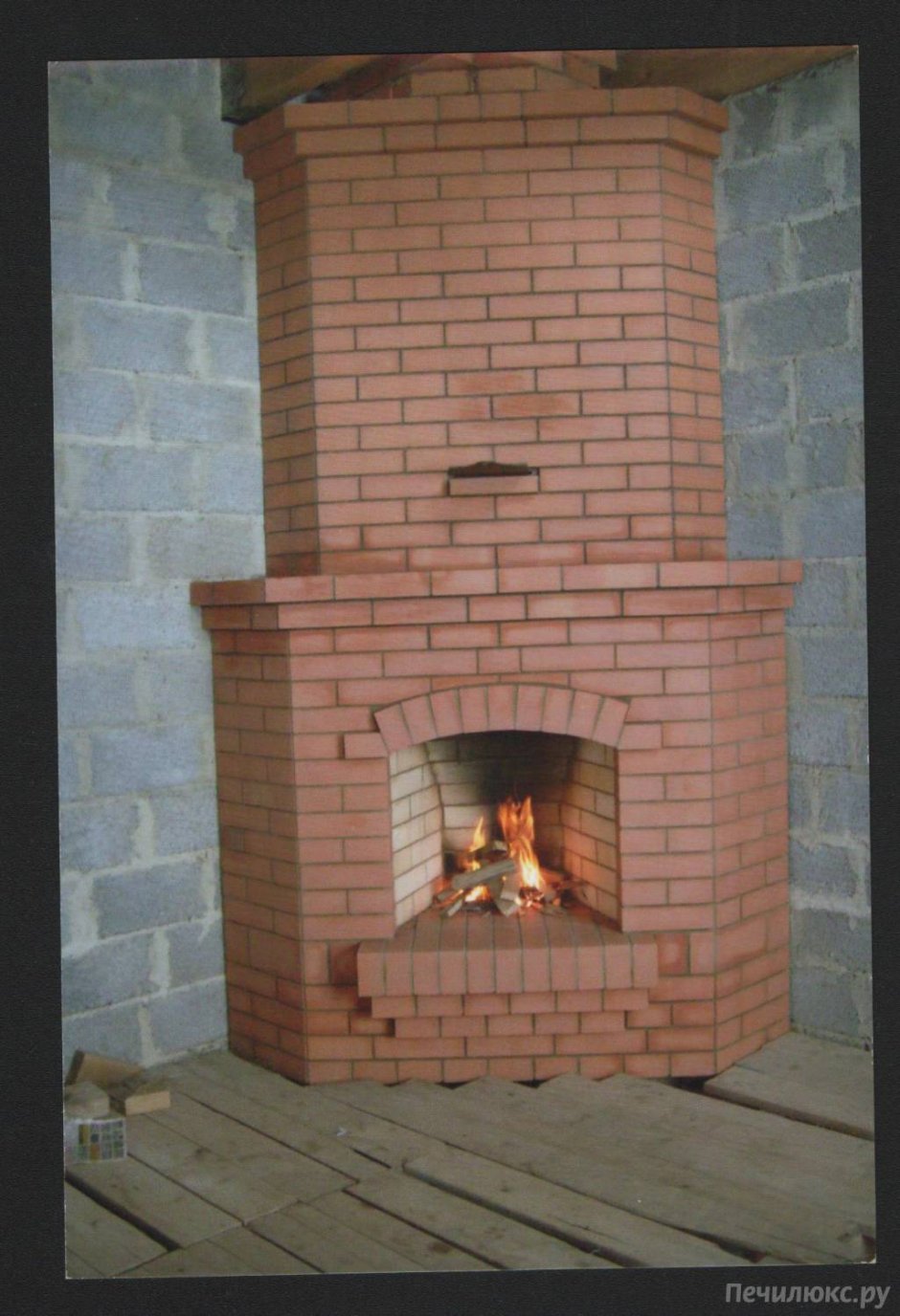 Кирпичный камин в деревянном доме