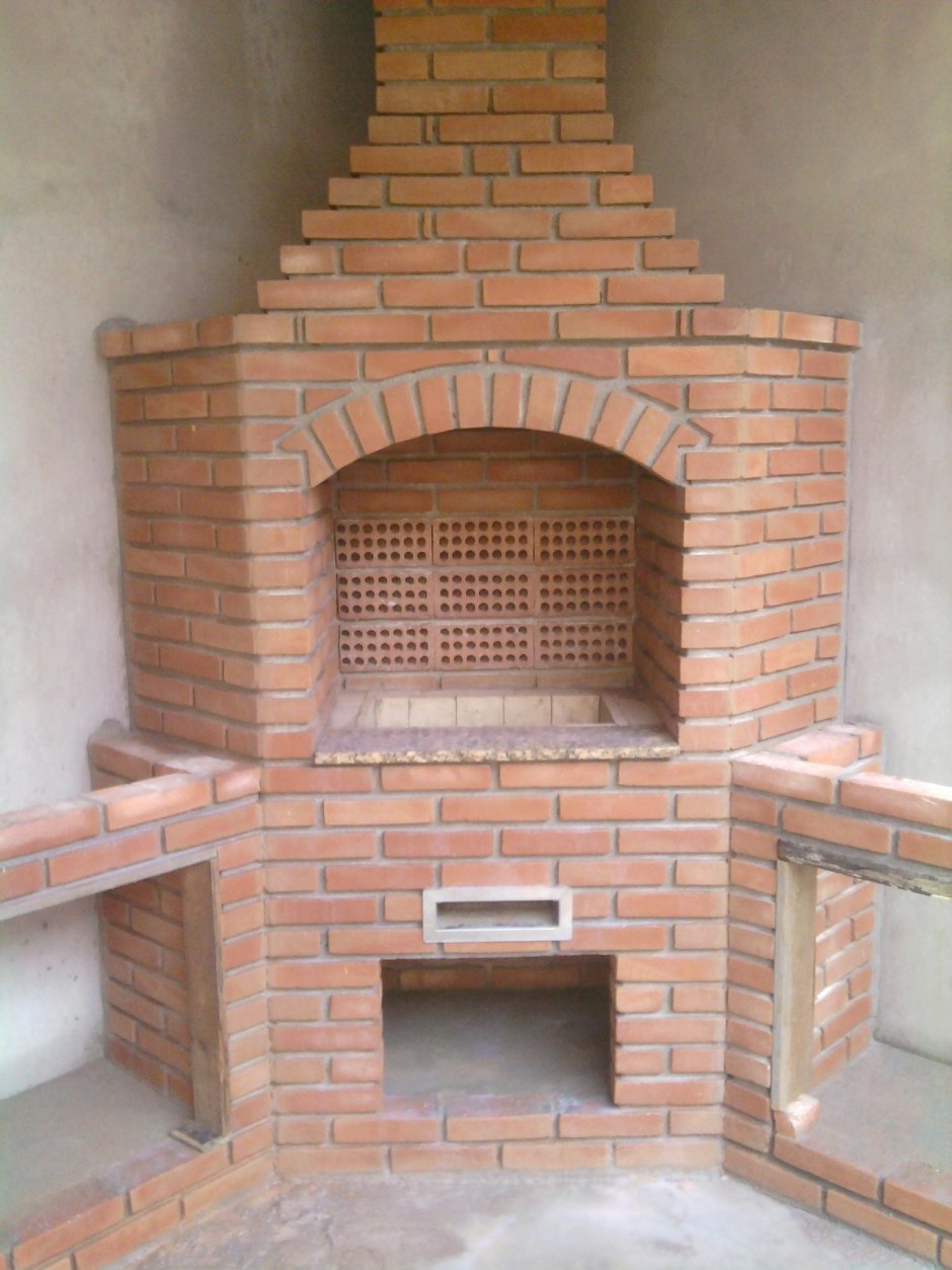 Угловая печь-камин из кирпича