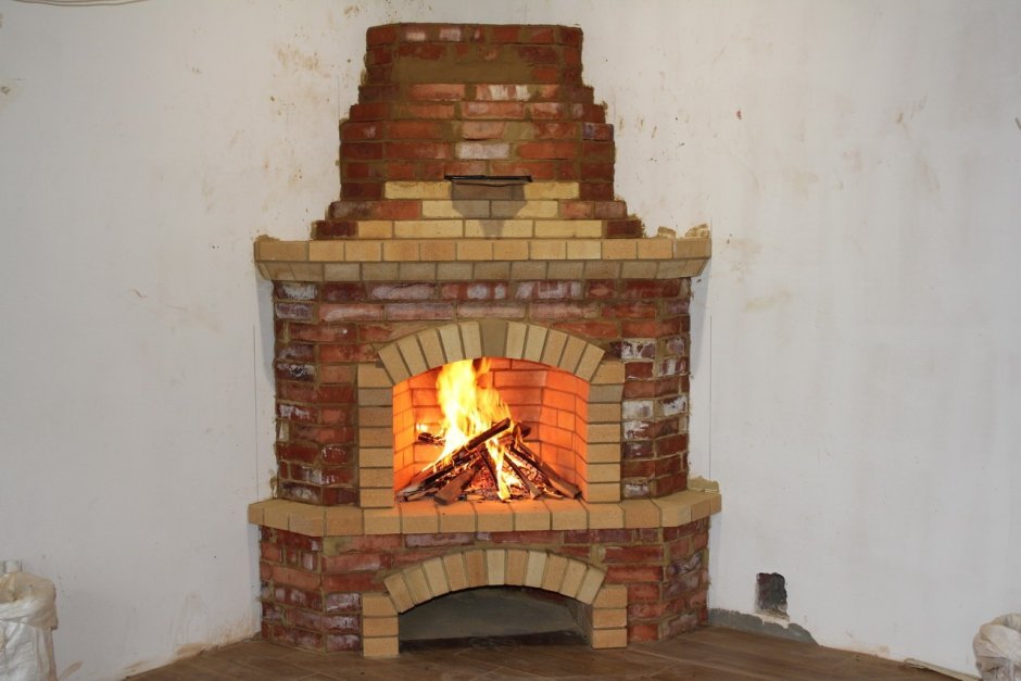 Камин на дровах из кирпича