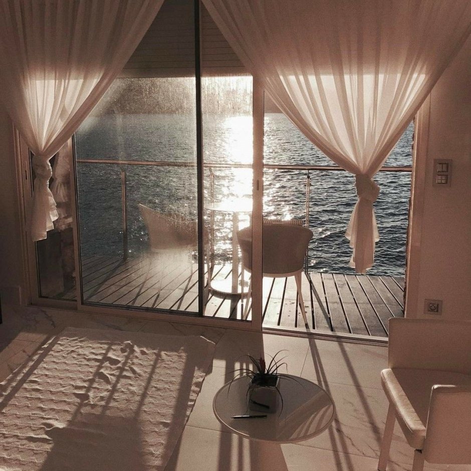 Уютная спальня с видом на море