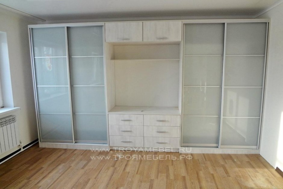 Шкаф-купе с комодом посередине
