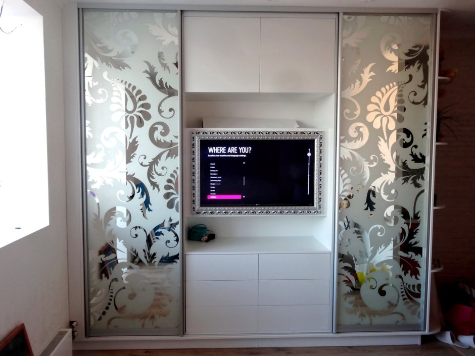 Шкаф купе с телевизором в спальню