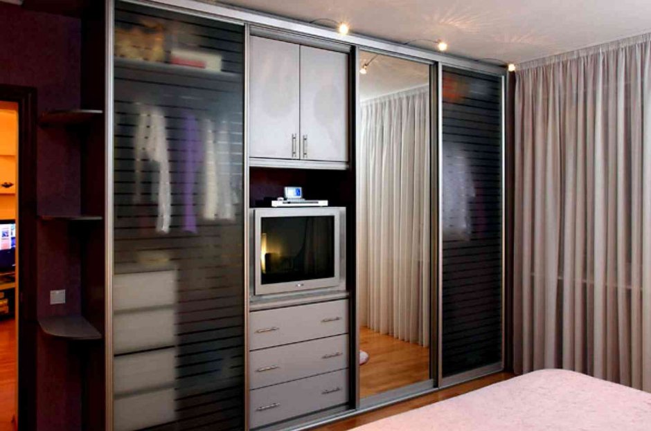 Встроенный шкаф в спальне