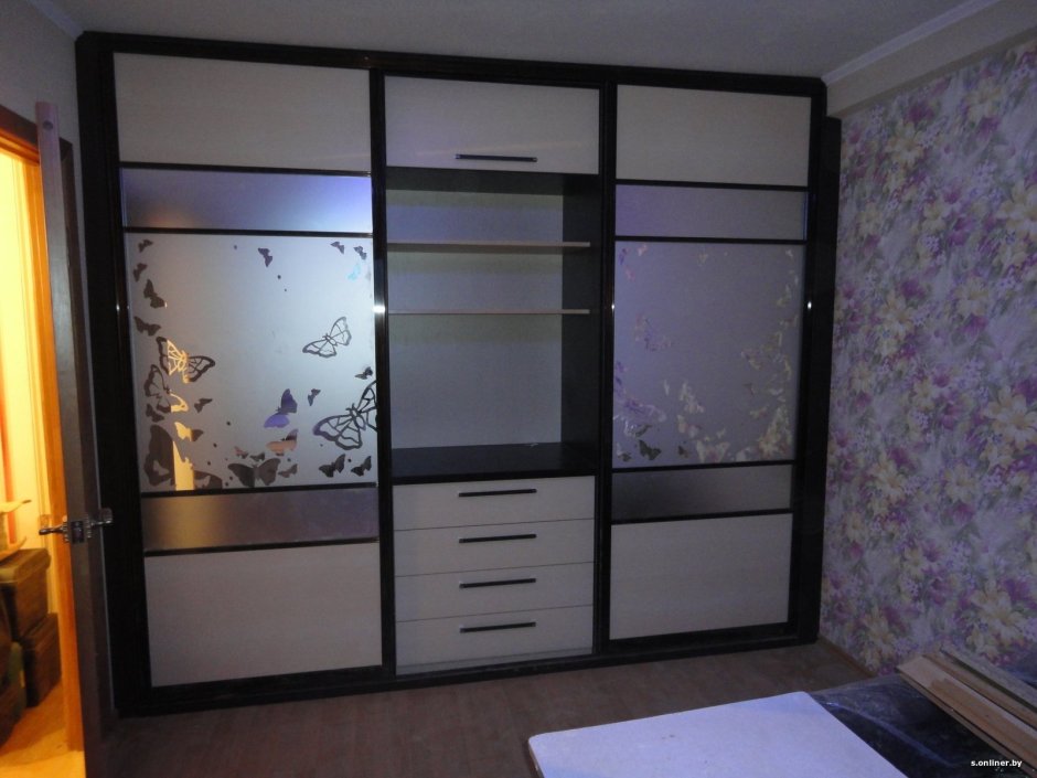 Шкаф купе со встроенным комодом