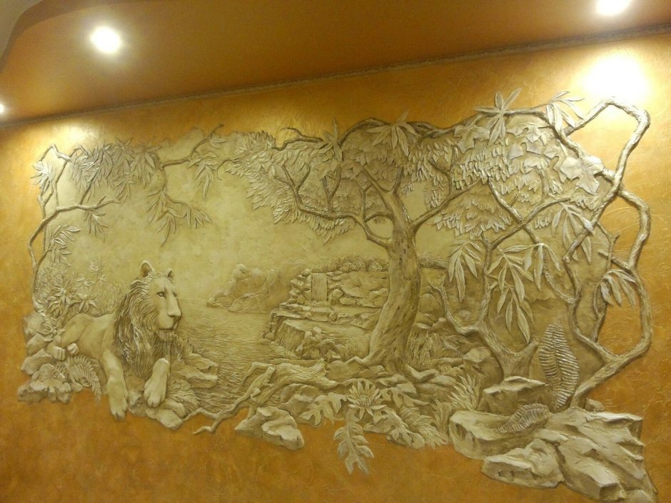 Декоративная штукатурка и барельеф на стене