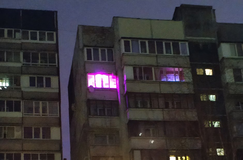 Фиолетовый свет в окнах домов