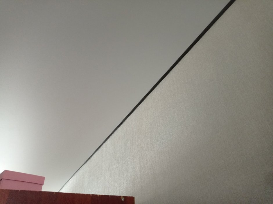 Черный плинтус для натяжного потолка