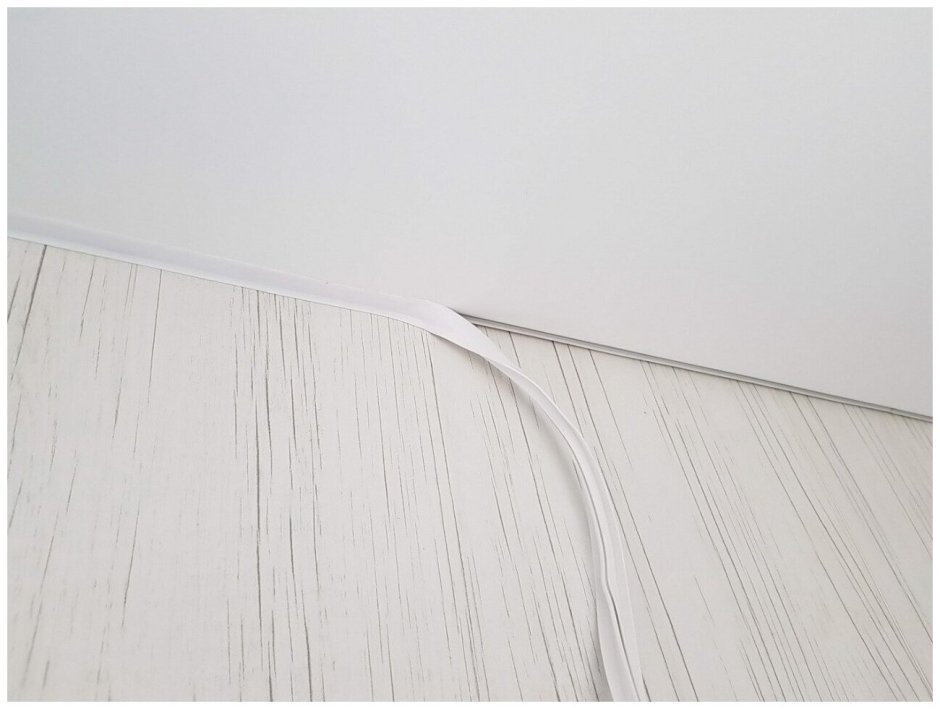 Натяжной потолок без плинтуса