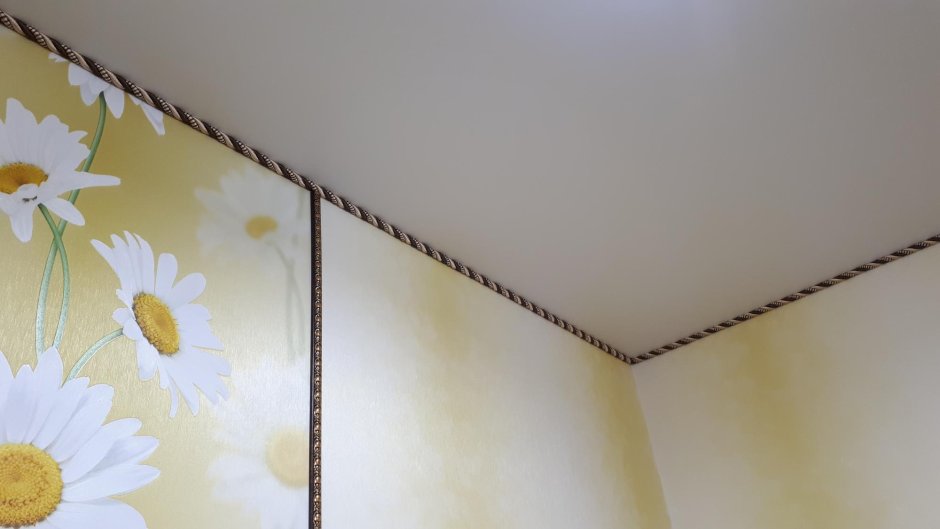 Плинтус для натяжного потолка