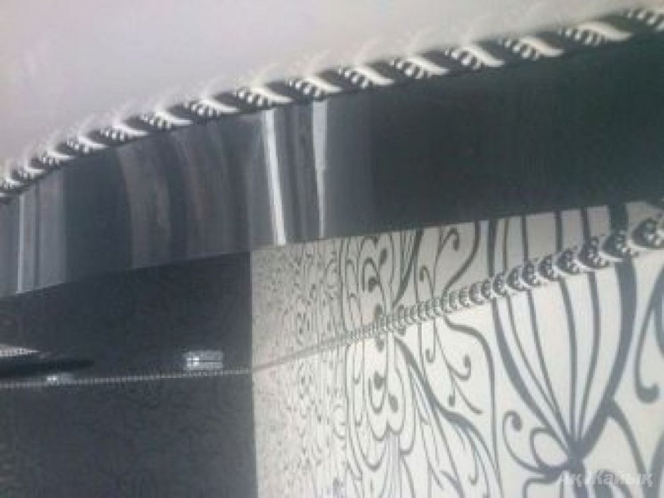 Натяжной потолок с черными светильниками