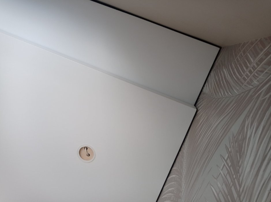 Плинтус для натяжного потолка